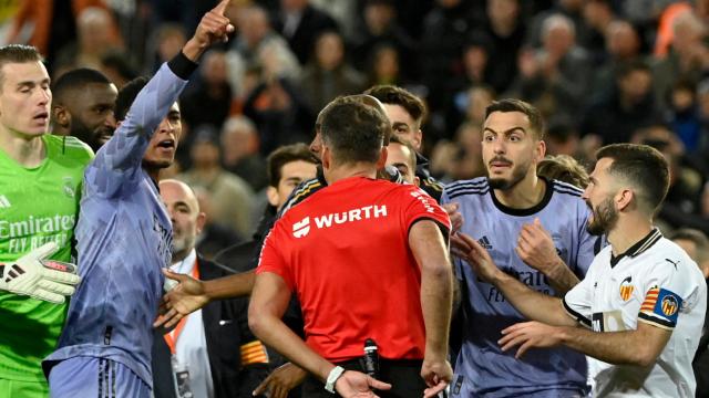 jesus-gil-manzano-siendo-abordado-por-varios-jugadores-del-real-madrid-en-el-duelo-entre-los-merengues-y-el-valencia-cf-en-laliga.png